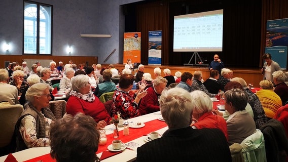 Seniorinnen und Senioren spielen Bingo. © Kultur- und Sportring Malchow 