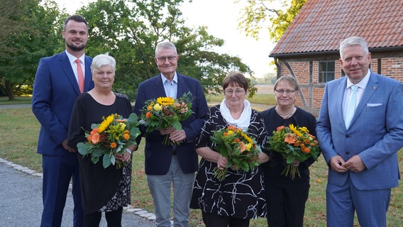 Preisträger der Ehrennadel und des Kulturpreises des Landkreis Nordwestmecklenburg 2024. V.l.n.r.: Landrat Tino Schomann, Marita Gindler, Manfred Harloff,  Martina Lisdau, Jana Rohloff, Kreistagspräsident Thomas Grote - Nicht dabei: Karina Stenker (Urlaub) © Christoph Woest Foto: Christoph Woest