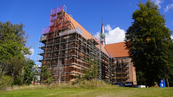 Die Klosterkirche Neukloster mit Baugerüst © Christoph Woest Foto: Christoph Woest