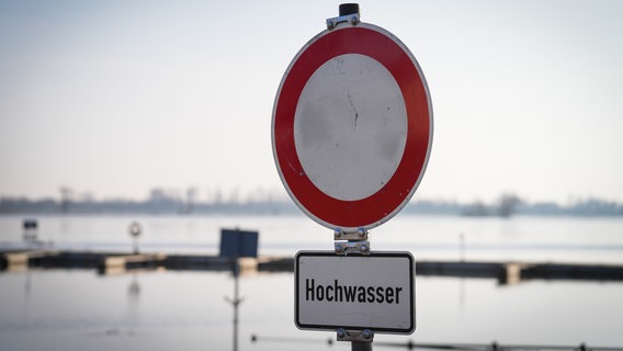 Hochwasser-Schild © dpa | Soeren Stache Foto: Soeren Stache