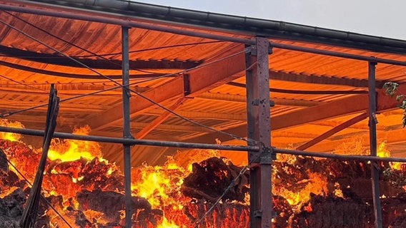 Brennende Strohballen in einer Lagerhalle in Jürgenstorf. © Freiwillige Feuerwehr Stavenhagen Foto: Freiwillige Feuerwehr Stavenhagen