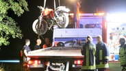 Das Motorrad einer 17-Jährigen wird nach einem Unfall abtransportiert. © Tilo Wallrodt Foto: Tilo Wallrodt