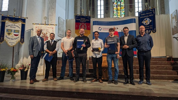 In der Nikolaikirche sind Anlagenmechaniker in den Gesellenstand aufgenommen worden. © NDR Foto: Carolin Beyer