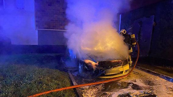 Ein Feuerwehrmann löscht ein brennendes Auto © Stefan Tretropp 