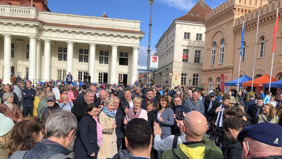 Ministerpräsidentin Manuela Schwesig (SPD) und Mitglieder der rot-roten Landesregierung stehen auf dem Marktplatz von Schwerin bei einem Fototermin kurz vor der Eröffnung der Feier zum Tag der Deutschen Einheit. © NDR Foto: Michaela May