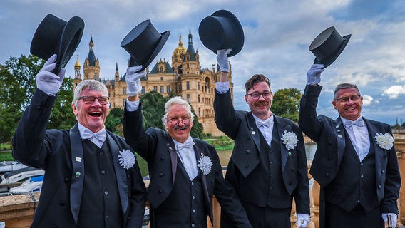 Sänger aus Finsterwalde (Brandenburg) singen bei den Feierlichkeiten zum Tag der Deutschen Einheit vor dem Schloss. © dpa Foto: Jens Büttner