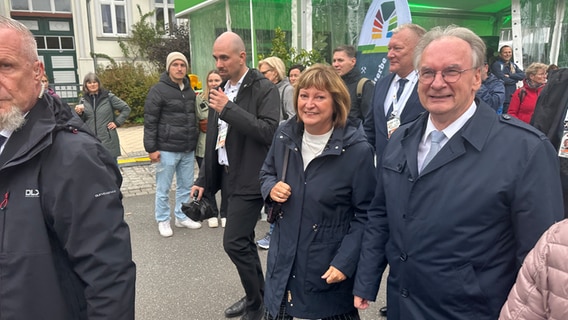 Auch der Ministerpräsident von Sachsen-Anhalt, Reiner Haseloff, ist zur Feier nach Schwerin gekommen. Er ist auf dem Weg zum Stand seines Bundeslandes. © NDR Foto: Jan Baumgart