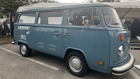 Am Stand des Bundeslandes Niedersaqchsenn beim Bürgerfest zum Tag der Deutschen Einheit in Schwerin ist ein historischer VW-Bus mit Elektroantrieb zu sehen. © NDR Foto: Jan Baumgart