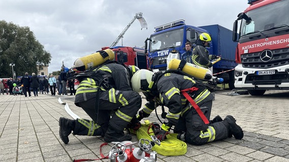 Blaulichtmeile beim Bürgerfest zum Tag der Deutschen Einheit in Schwerin. Feuerwehr und Rettungsdienste zeigen ihre Arbeit. © NDR Foto: Jan Baumgart