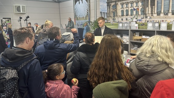 Andrang am Pavillon des Deutschen Bundestages beim Bürgerfest zum Tag der Deutschen Einheit in Schwerin. © NDR Foto: Jan Baumgart