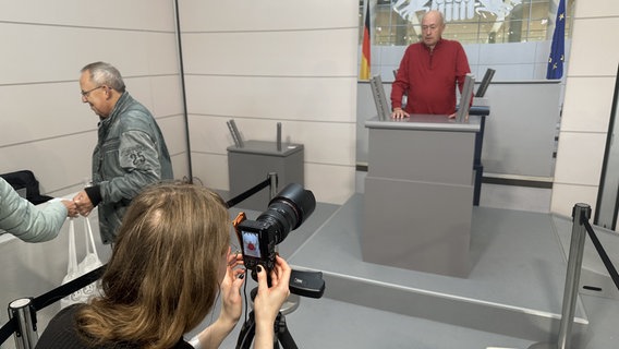 Beim Bürgerfest zum Tag der Deutschen Einheit in Schwerin lassen sich Besucher am Stand des Deutschen Bundestages an einer Nachbildung des Rednerpults fotografieren. © NDR Foto: Jan Baumgart