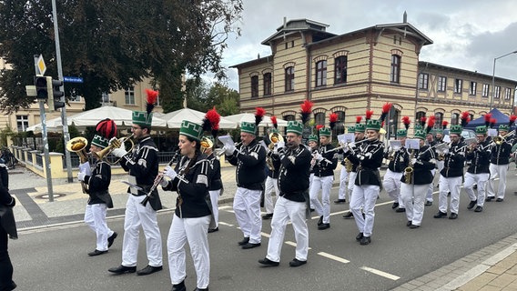 Beim Bürgerfest zum Tag der Deutschen Einheit in Schwerin zogen die Musiker der Freiberger Berg- und Hütten-Knappschaft aus Sachsen über die Festmeilen. © NDR Foto: Jan Baumgart