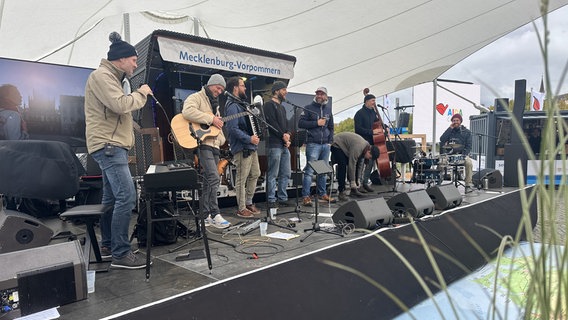 Beim Bürgerfest zum Tag der Deutschen Einheit hat der Shanty-Chor "Blowboys" den Stand an der Mecklenburg-Vorpommern-Meile eröffnet. © NDR Foto: Jan Baumgart