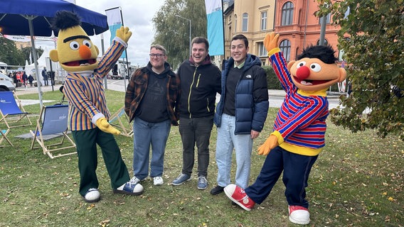 Beim Bürgerfest zum Tag der Deutschen Einheit sind die Sesamstraßenstars Ernie und Bert am NDR Stand gefragt für Gruppenfotos. © NDR Foto: Jan Baumgart