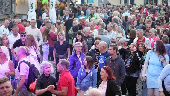 Feiernde Gäste auf dem Marktplatz. © NDR 1 Radio MV Foto: Jan Baumgart