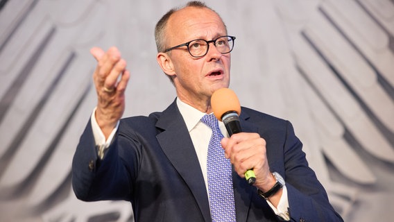 Friedrich Merz (CDU), Fraktionsvorsitzender im Bundestag, steht beim Bürgergespräch im Forum Plenarsaal während der Zentralen Feier zum Tag der Deutschen Einheit auf der Bühne. © dpa Foto: Georg Wendt