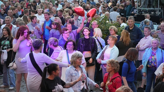 Feiernde Gäste auf dem Marktplatz. © NDR 1 Radio MV Foto: Jan Baumgart
