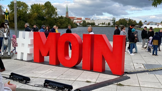 #Moin-Schild auf dem Bürgerfest zur Deutschen Einheit in Schwerin. © NDR Foto: Jakob Gaberle