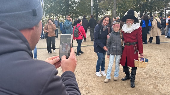 Gemeinsames Foto mit dem "Petermännchen" – dem Geist des Schweriner Schlosses, der nach mehreren Sagen eine seiner Wirkungsstätten in den Kellergewölben des Schweriner Wahrzeichens hatte. © NDR Foto: Jan Baumgart