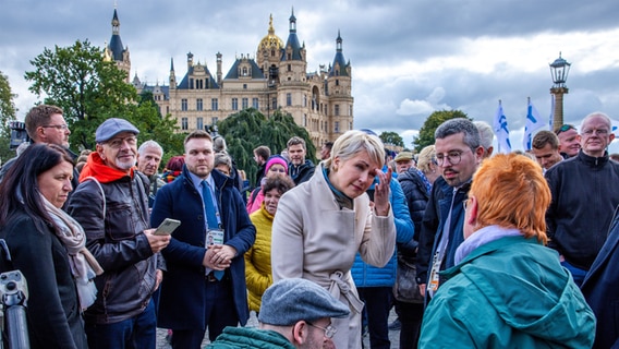 Manuela Schwesig im Gespräch mit Besuchern des Bürgerfests in Schwerin zum Tag der Deutschen Einheit © dpa Foto: Jens Büttner