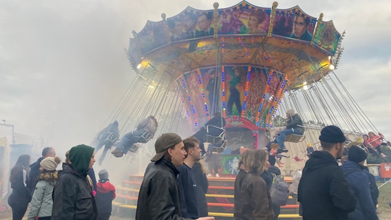 Kettenkarussell auf dem Bürgerfest in Schwerin zum Tag der Deutschen Einheit © NDR Foto: Jakob Gaberle