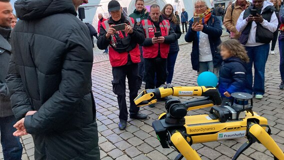 Roboterhund auf dem Bürgerfest zum Tag der Deutschen Einheit in Schwerin © NDR Foto: Jakob Gaberle