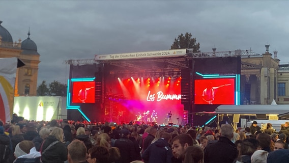 Les Bumms Boys auf der Bühne beim Bürgerfest zum Tag der Deutschen Einheit in Schwerin © NDR Foto: Katharina Tamme