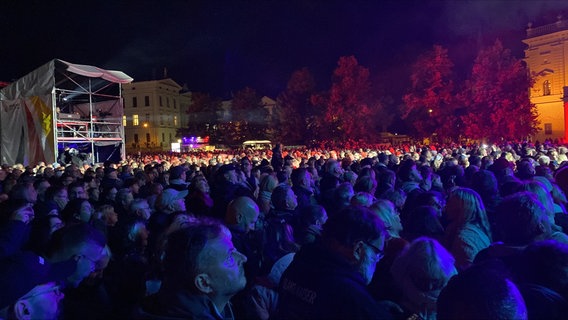 Konzertbesucher stehen vor der Bühne auf dem Alten Garten in Schwerin am Tag der Deutschen Einheit 2024. © NDR Foto: Jakob Gaberle