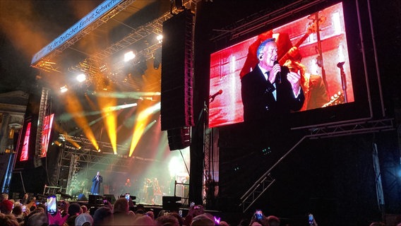 Roland Kaiser auf der Bühne bei der Einheitsfeier in Schwerin. © NDR Foto: Jakob Gaberle