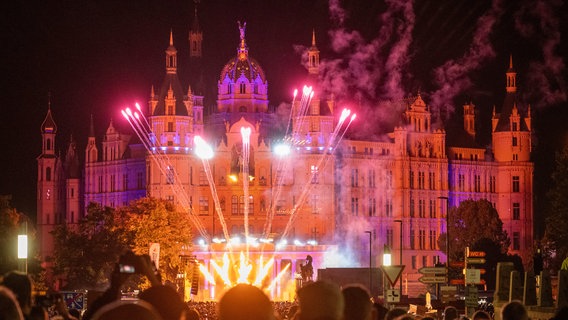 Eine Lichtshow zum Tag der Deutschen Einheit am Schweriner Schloss. © dpa-Bildfunk Foto: Stefan Sauer