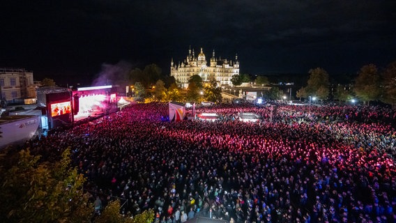 Der Alte Garten in Schwerin ist zum Konzert von Roland Kaiser voll. © Staatskanzlei MV Foto: Staatskanzlei MV