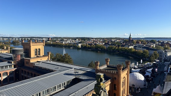 Blick über den Pfaffenteich in Schwerin und die Ländermeile beim Einheitsfest 2024 © NDR Foto: Jan Baumgart