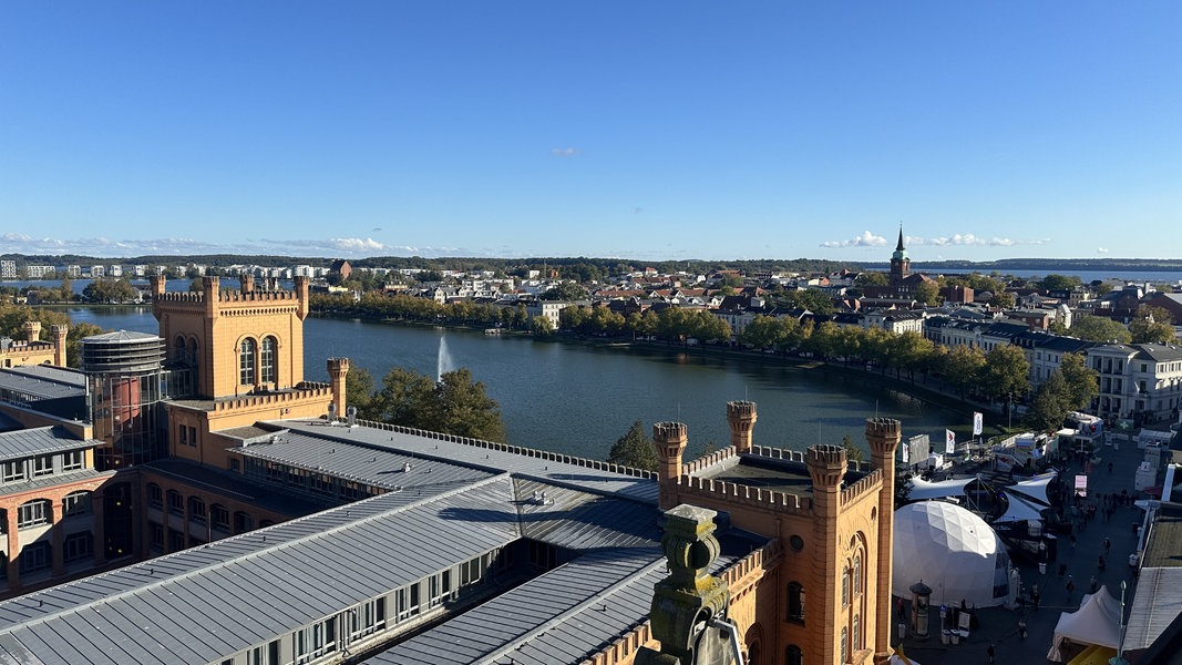 Liveticker: Sonniger Start an Tag drei beim Bürgerfest in Schwerin