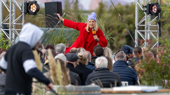 ZDF Moderatorin Andrea Kiewel bei einer Aufzeichnung einer Folge des "ZDF Fernsehgarten" auf der Schwimmenden Wiese in Schwerin. © dpa Foto: Stefan Sauer