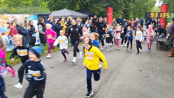 Rund 400 Läufer waren beim ersten "Lauf gegen Krebs" in Neubrandenburg dabei. © NDR Foto: H.Becker