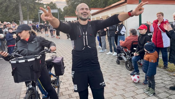 Christopher Buß ist 100 Kilometer für den guten Zweck gelaufen © NDR Foto: H.Becker