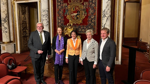 Der Vorsitzende des Vereins der Freunde des Schweriner Schlosses Mathias Schott, Kultusministerin Bettina Martin, die Direktorin Dr. Pirko Zinnow,  Herzogin Donata von Mecklenburg und Oberbürgermeister Rico Badenschier begehen gemeinsam das Jubiläum des Schlossmuseums © Schlossverein Schwerin 