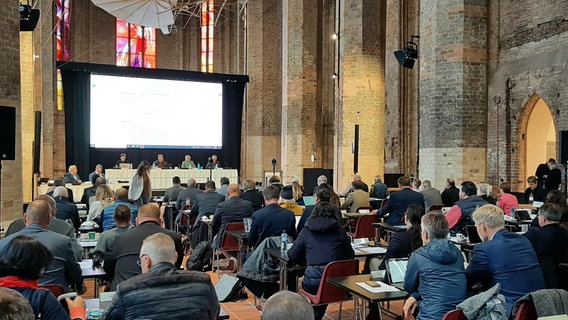 Die Mitglieder des Kreistags Vorpommern-Greifswald tagen in der Nikolaikirche in Anklam. © Matthes Klemme Foto: Matthes Klemme