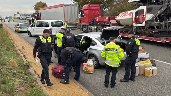 Großkontrolle der Polizeiinspektion Neubrandenburg mit Zoll, Feldjägern und polnischen Polizisten an der A 20. © Felix Baenz Foto: Felix Baenz