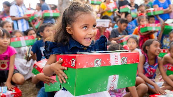 Ein Mädchen hält ein Weihnachtsgeschenk in den Händen. © Samaritan's Purse e. V. 