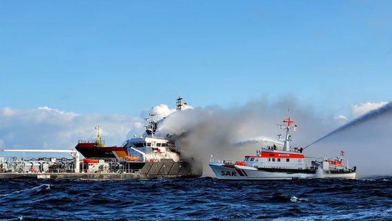 Löscharbeiten Öltanker © Deutsche Gesellschaft zur Rettung Schiffbrüchiger (DGzRS) 