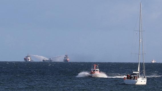 Ein Brand auf dem Öltanker "Annika" auf der Ostsee vor Kühlungsborn löste einen Großeinsatz der Feuerwehr aus. © Stefan Tretropp Foto: Stefan Tretropp