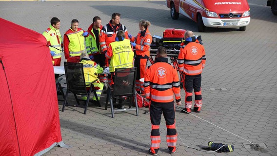 Ein Brand auf dem Öltanker "Annika" auf der Ostsee vor Kühlungsborn löste einen Großeinsatz der Feuerwehr aus. © Stefan Tretropp Foto: Stefan Tretropp