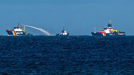 Die Rettungschiffe "Baltic" (l) und "Arkona" (r) liegen am Küstentankschiff "Annika" (größtenteils verdeckt von der "Arkona") auf der Ostsee, in der Mitte ein Schlepper. © dpa Foto: Stefan Sauer