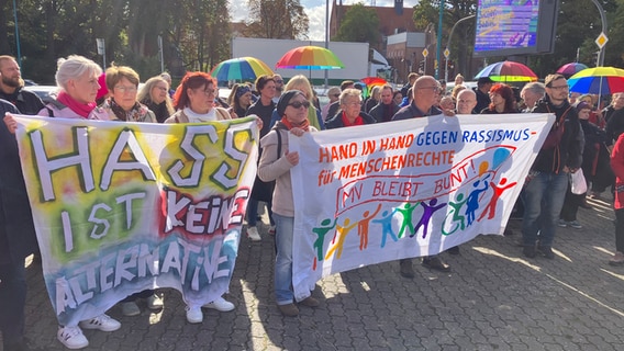 Etwa 200 Neubrandenburger demonstrierten vor dem Bahnhof gegen den Entschluss der Stadtvertreter, die Regenbogenfahne künftig nicht mehr zu hissen. © Stefan Tinius-Weidig Foto: Stefan Tinius-Weidig