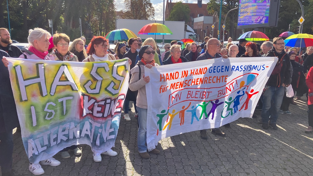 Neubrandenburg: Protest gegen Verbot der Regenbogenflagge