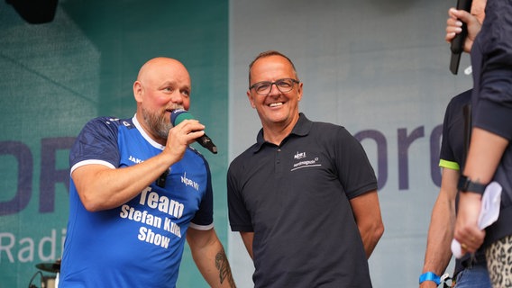 Stefan Kuna und Stefan Kreibohm auf zusammen auf der Bühne. © NDR 1 Radio MV Foto: Jan Baumgart