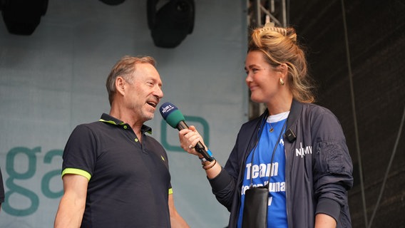 Theresa Hebert und Heinz Galling auf der Bühne. © NDR 1 Radio MV Foto: Jan Baumgart