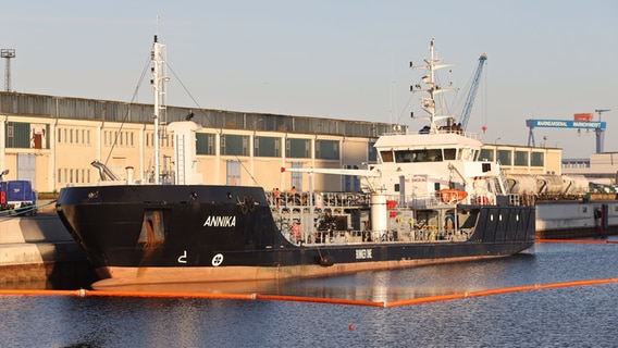 Öltanker "Annika" im Rostocker Hafen © dpa Foto: Danny Gohlke