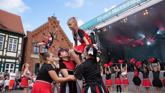 Cheerleader performen auf dem Marktplatz in Grabow. © NDR 1 Radio MV Foto: Jan Baumgart
